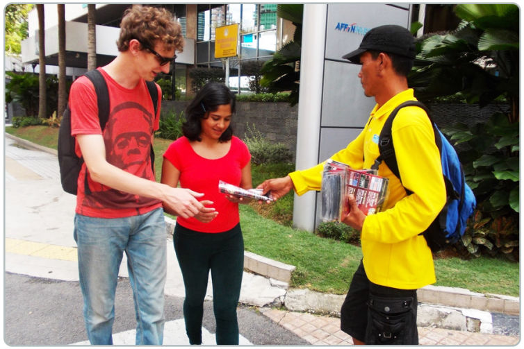 Distributie stradala de flyere Hand to Hand